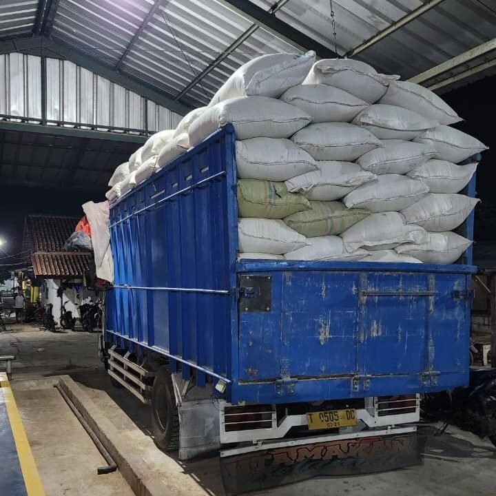 Truk Pengiriman Pakan